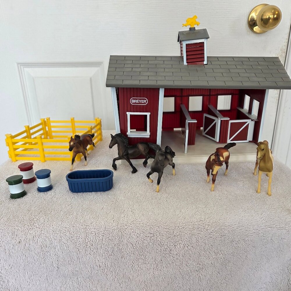 Breyer Horse Stable with Horses